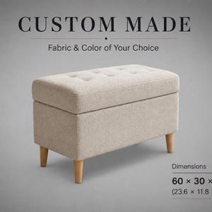 Puede incluir: Un otomano de almacenamiento capitoné beige con cuatro patas de madera clara. El texto dice CUSTOM MADE Fabric & Color of Your Choice. Las dimensiones son 60 x 30 x 43 cm. El otomano cuenta con un asiento rectangular acolchado.