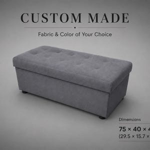 Könnte beinhalten: Ein rechteckiger, grauer, getufteter Aufbewahrungshocker mit Stoffbezug. Der Text CUSTOM MADE Fabric & Color of Your Choice steht darüber. Die Maße sind mit 75 x 40 x 40 cm angegeben. Der Hocker hat eine knopfgeheftete Oberfläche.