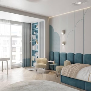 Può includere: Un interno di camera da letto moderno con una palette di colori chiari. Include una struttura letto color teal, una sedia soffice, un tappeto rotondo e un piccolo tavolino. La stanza ha una grande finestra con tende e una libreria integrata.