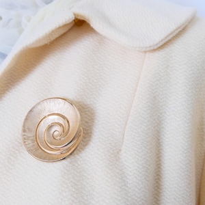 1970&#39;s vintage circular gold pin brooch Trifari