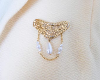 1980's vintage dangle breast pin brooch with pearl and chain