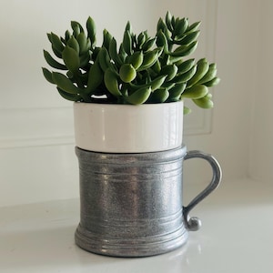 Puede incluir: Un juego de tres tazas de cerámica con un acabado mate moteado. Cada taza presenta un color diferente: azul claro, crema y gris. Las tazas tienen un diseño simple y moderno con una forma redondeada y un asa cómoda.