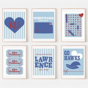 Op de afbeelding: Zes ingelijste prints met een lichtblauwe en witte gestreepte achtergrond. De prints bevatten verschillende ontwerpen, waaronder een hart met "KU" erin, een kaart, een woordzoeker, tickets, het woord "LAWRENCE" en "GO HAWKS".