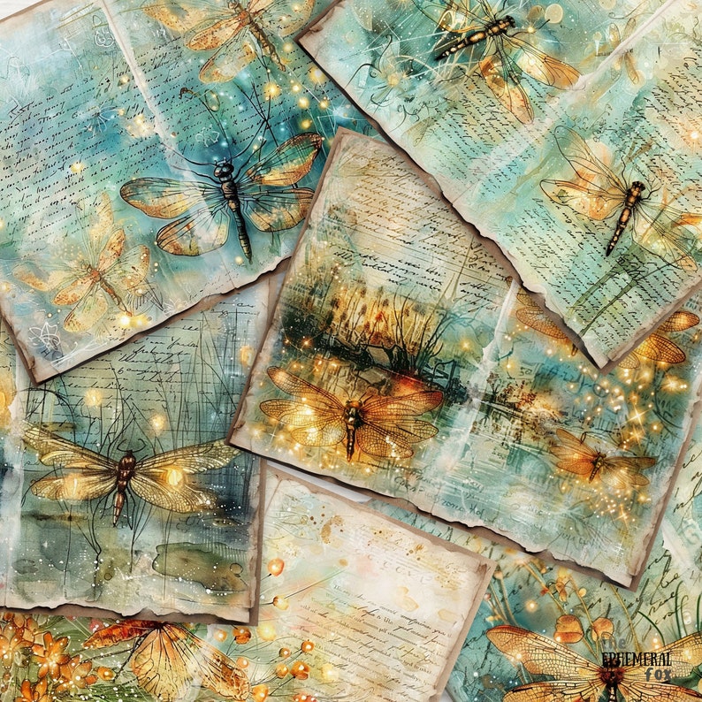 Pu&ograve; includere: Un collage digitale di carta vintage con testo scritto a mano e delicate illustrazioni di libellule. La carta &egrave; sbiadita e usurata, con una gamma di colori blu e verde tenue. Le libellule sono rappresentate in tonalit&agrave; dorate e marroni, con dettagli intricati.