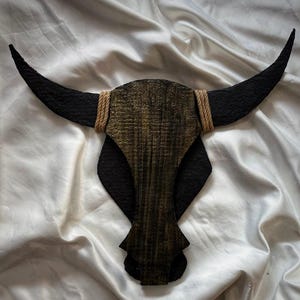 Testa di toro da parete fatta a mano – Scultura di animale boho – Maschera in polpa di carta riciclata – Decorazione murale ecologica (40 x 48 cm)