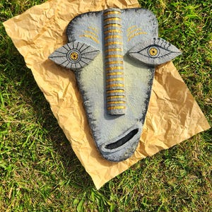 Maschera da parete astratta fatta a mano – Arte tribale in polpa di carta riciclata – Grande scultura da parete ecologica – Regalo per la casa in stile boho