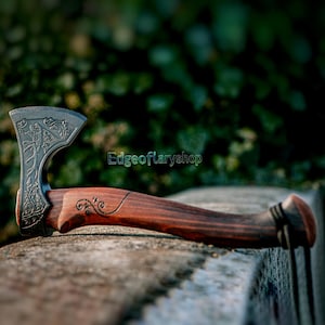 Mooie handgesmede kampeerbijl met schede, bushcraftbijl. Koolstofstalen bijl met prachtig handvat. Cadeau voor kampeerliefhebbers.