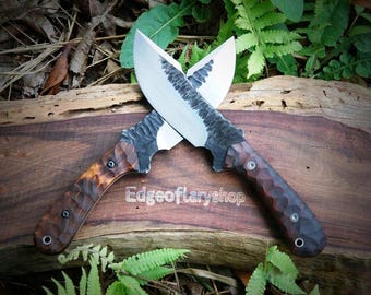 Cuchillo rastreador artesanal de acero 1095: mango de micarta, funda de cuero.