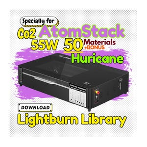 Pode incluir: Um gravador a laser CO2 AtomStack Hurricane preto com um laser de 55 W e um pacote de bônus de 50 materiais. O gravador a laser está em um fundo branco com o texto "Specially for Co2 AtomStack 55W 50 Materials +BONUS Huricane" em amarelo e vermelho.