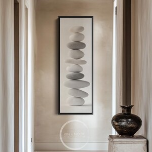 Zen Pebble Balance Wandkunst, minimalistischer Steinstapeldruck, moderne ruhige und Gelassenheit Wohnkultur, vertikale Wandkunst, hohe schmale Leinwand | V014