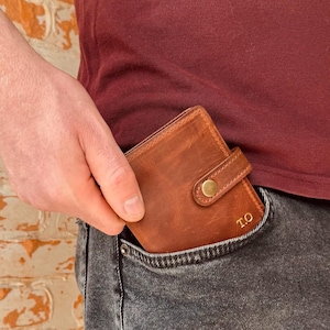 Brieftasche aus beunruhigtem Leder mit individueller Prägung - minimalistische Brieftasche für Männer, perfekter Abschlussfeier oder Geschenk für Exekutive
