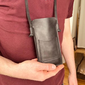 Bolsa de couro personalizada para celular com alça, capa para iPhone com porta-cartões em relevo, capa para celular com bolsa – presente personalizado perfeito para ele