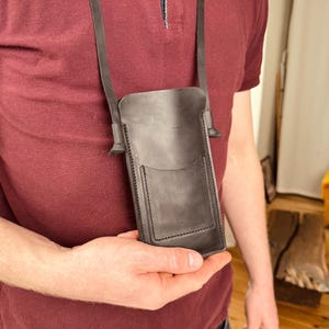 Capa de couro feita à mão para iPhone com alça, capa personalizada para iPhone com bolso frontal, bolsa de telefone personalizada com compartimento para cartão, presente para ele ou ela