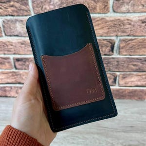 Capa de couro personalizada para iPhone com porta-cartões e bolsa de telefone em relevo – perfeita para presente personalizado para mães ou corretores de imóveis