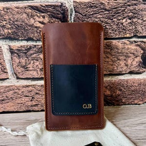 Capa de couro personalizada para iPhone com bolsa para celular em relevo e porta-cartões – presente exclusivo para ele ou presente de aniversário