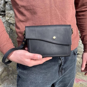 Cartera de mano de cuero grabada con correa de muñeca, bolso personalizado para hombre: regalo perfecto para el Día del Padre o aniversario.