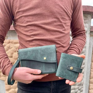 Pochette da polso in pelle personalizzata e set di portafogli bifold, porta carte di credito personalizzato, portafoglio giornaliero da uomo monogrammato, regalo di compleanno unico
