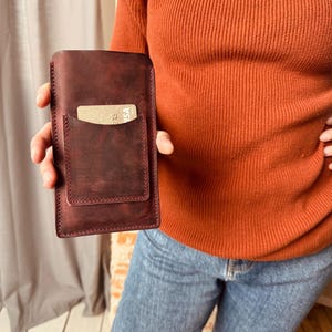 Funda de piel auténtica para iPhone con tarjetero en relieve y correa cruzada: el regalo perfecto para su primer aniversario o para una sorpresa de cumpleaños.