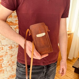 Bolsa de couro rústica para celular com porta-cartões em relevo e alça transversal – presente de viagem perfeito ou presente exclusivo para ele