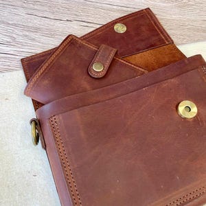 Conjunto de carteira de couro personalizada e bolsa de pulso – presente elegante para padrinhos ou executivos com gravação personalizada