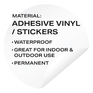 K&ouml;nnte beinhalten: Ein wei&szlig;er, kreisf&ouml;rmiger Aufkleber mit abgezogener Ecke, mit schwarzem Text. Der Text lautet "MATERIAL: ADHESIVE VINYL / STICKERS", gefolgt von Aufz&auml;hlungspunkten: "WATERPROOF", "GREAT FOR INDOOR & OUTDOOR USE" und "PERMANENT".