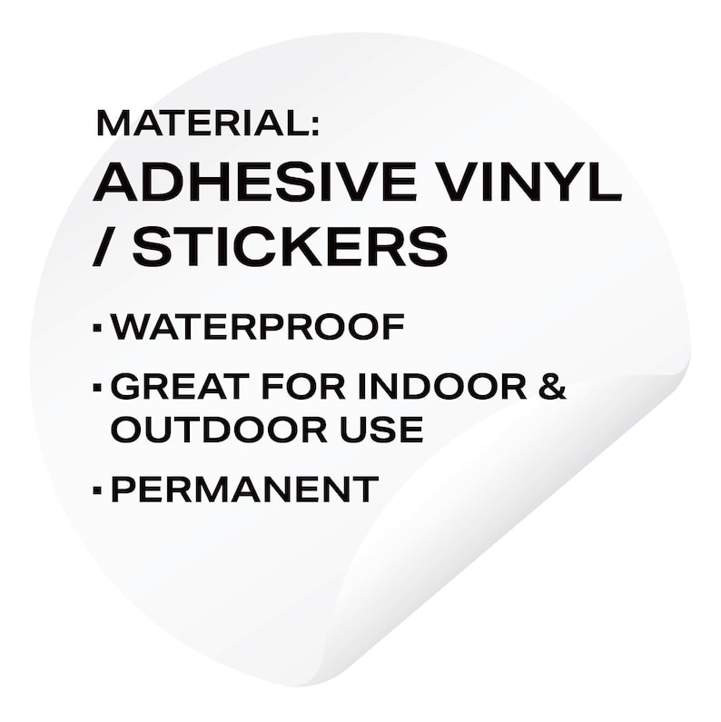 K&ouml;nnte beinhalten: Ein wei&szlig;er, kreisf&ouml;rmiger Aufkleber mit abgezogener Ecke, mit schwarzem Text. Der Text lautet "MATERIAL: ADHESIVE VINYL / STICKERS", gefolgt von Aufz&auml;hlungspunkten: "WATERPROOF", "GREAT FOR INDOOR & OUTDOOR USE" und "PERMANENT".