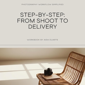 Peut inclure: Un cahier beige intitulé "Step-by-Step: From Shoot to Delivery" est posé sur une chaise en osier. Un appareil photo noir est posé sur le cahier. Le texte "Photography Workflow Simplified" et "Workbook by Aida Duarte" sont également visibles.