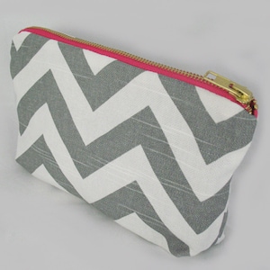 Cartera de mano con cremallera Chevron Grey - Cremallera de metal rosa