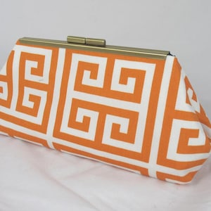 Pochette arancione chiave greca foderata con finta seta color navy a contrasto- Borsa - Borsa con una mini bustina di lavanda.