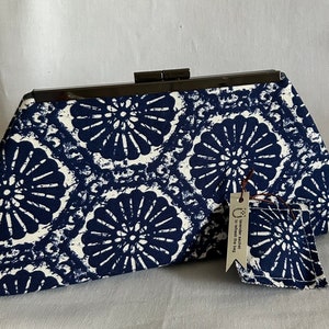 Clutch azul marino de mezclilla índigo con una bolsita de lavanda en miniatura, forrado con seda sintética de color en contraste - Monedero - Bolso