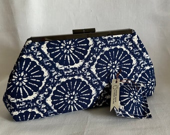 Indigo Denim Navy Blue Clutch mit einem Mini-Lavendelsäckchen, gefüttert mit kontrastfarbener Kunstseide – Geldbörse – Tasche