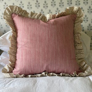 Poduszka Fermoie Poulton Stripe z falbanką w kwiaty