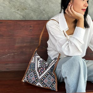 Thailändische Kunstfertigkeit, Moderne Taschen: Zeitlose Eleganz BLAU und BRAUN
