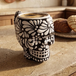 Taza con calavera en blanco y negro / Taza de café de Talavera hecha a mano / Decoración de cocina para Halloween / Taza de calavera gótica moderna / Decoración para altar de otoño