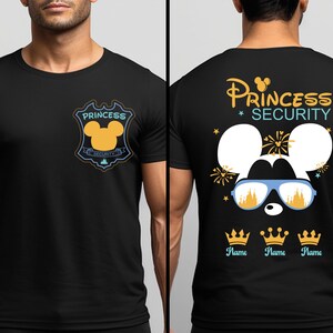 Może przedstawiać: Czarna koszulka z nadrukiem "Princess Security". Z przodu znajduje się odznaka z głową Myszki Miki. Z tyłu głowa Myszki Miki w okularach przeciwsłonecznych, napisem "Princess Security" i trzema koronami.