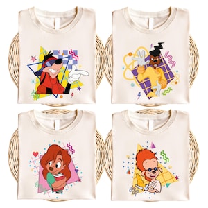 Könnte beinhalten: Vier weiße T-Shirts mit verschiedenen Comicfiguren aus dem Disney-Film Ein Goofy Movie. Jedes Shirt zeigt ein Grafikdesign im Stil der 90er Jahre mit den Figuren in verschiedenen Posen. Die Figuren sind Goofy, Max Goofy, Pete und Powerline.