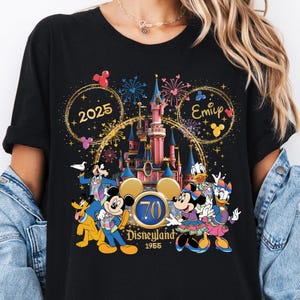 Disneyland 70th Jubiläum T-Shirt, Custom Disneyland Est. 1955 T-Shirt, Mickey und Friends Graphic Tee, Disney 2025 Familienreise passendes Oberteil