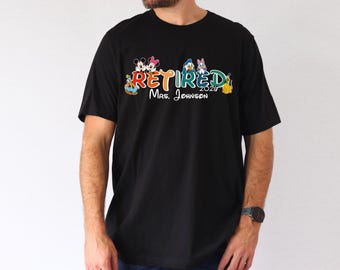 Benutzerdefinierte Disney Lehrer im Ruhestand 2026 Shirt, Micky und Freunde Ruhestand Hoodie, Ruhestand Geschenk, Disney Ruhestand Sweat, 2026 Ruhestand Shirt