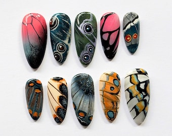 Uñas postizas con diseño abstracto de alas de mariposa, estampado artístico de la naturaleza, diseño único y llamativo hecho a mano.