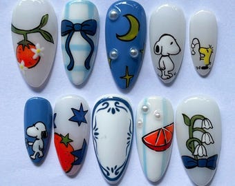 Leuke cartoonpers op nagels, amandelnagel met blauwe pastelkleurige hondnailart, kawaii zomernagels, handgemaakte aangepaste nageltipsset, anime-nagels.
