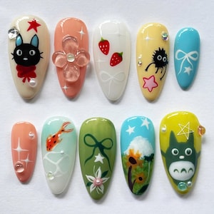 Juego de uñas inspirado en Studio Ghibli, uñas postizas de Totoro, uñas postizas de anime hechas a mano con espíritus del bosque y duendes de hollín, uñas de fantasía.