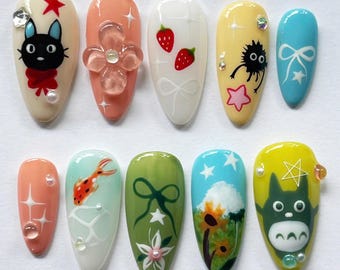 Juego de uñas inspirado en Studio Ghibli, uñas postizas de Totoro, uñas postizas de anime hechas a mano con espíritus del bosque y duendes de hollín, uñas de fantasía.