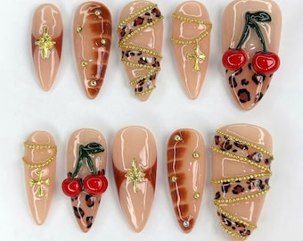 Estampado de guepardo pintado a mano, uñas postizas color cereza, juego de uñas almendradas con carey y gemas, uñas postizas otoñales, uñas de fiesta