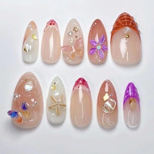 Unhas de pressão de verão tropical, conjunto de unhas em formato de amêndoa com conchas, estrelas do mar, flores, unhas com pontas francesas, unhas de férias, unhas do oceano, unhas de praia.