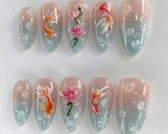Uñas prensadas con diseño de almendras y estanque de lotos pintadas a mano, arte de uñas único con peces koi, loto, uñas asiáticas de moda, uñas chinas, juego de uñas para fiesta de té.