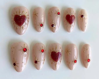 Handgeschilderd rood hart pers op nagels, roze nepacrylnagels voor Valentijn, amandelnagelset met hart, edelstenen, trendy nagels, valentijnsnagels.