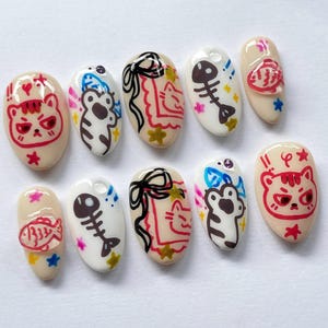 Hongerige kat Druk op nagels, korte amandelnagel met kat, visgraten, cartoonnagels, schattige nagels, grappige nagels, feestnagels, zomernagels, cadeau.