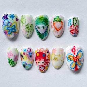 Uñas postizas kawaii pintadas a mano, uñas coloridas con diseño de flores y niñas, uñas postizas estilo japonés, diseño de uñas caprichoso, juego de uñas cortas.