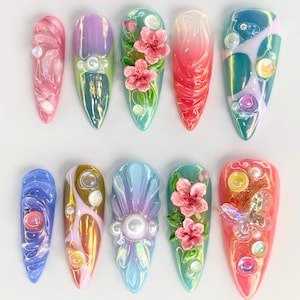 Presse fleurs colorées 3D personnalisées sur les ongles, décoration d&#39;ongles estival dégradé fait main, faux ongles ornés de papillons et de perles, ongles de vacances/fête.