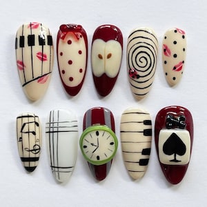 Juego de uñas caprichosas pintadas a mano con relojes, notas musicales y manzanas. Uñas almendradas únicas para fiestas. Uñas acrílicas postizas personalizadas. Regalo.